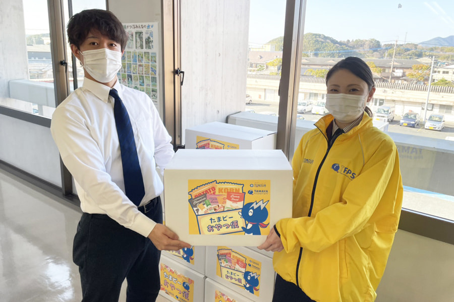定期的にお菓子の寄付