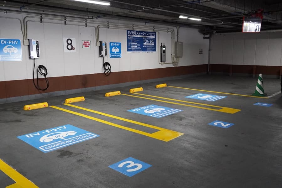 本店の立体駐車場に電気自動車用充電器を設置