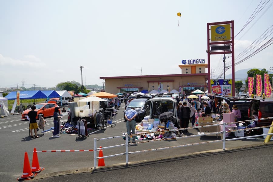 店舗駐車場にてフリーマーケットを開催